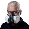 Werkzeuge – Qualität für Profis Ein älterer Mann mit weißem Haar trägt eine Schutzbrille und eine Atemschutzmaske GVS Elipse SPR490 ABEK1P3 zum Schutz vor Gasen, Dämpfen und Staub (Größe S/M) und ist bereit, sein neu erworbenes Werkzeug-Kaufen-Set vor einem weißen Hintergrund zu verwenden. Jetzt kaufen