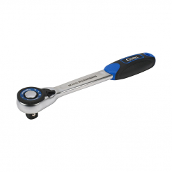 Werkzeuge – Qualität für Profis Der Condor Hebelumschaltknarre, 3/8", mit einem eleganten schwarz-blauen Griff und einem runden Getriebekopf ist die perfekte Ergänzung für Heimwerker, die ihre Werkzeugsammlung erweitern möchten. Er ist eine ausgezeichnete Wahl für alle, die preisgünstige Werkzeuge kaufen möchten, die jedes Set erschwinglicher Elektrowerkzeuge ergänzen. Jetzt kaufen