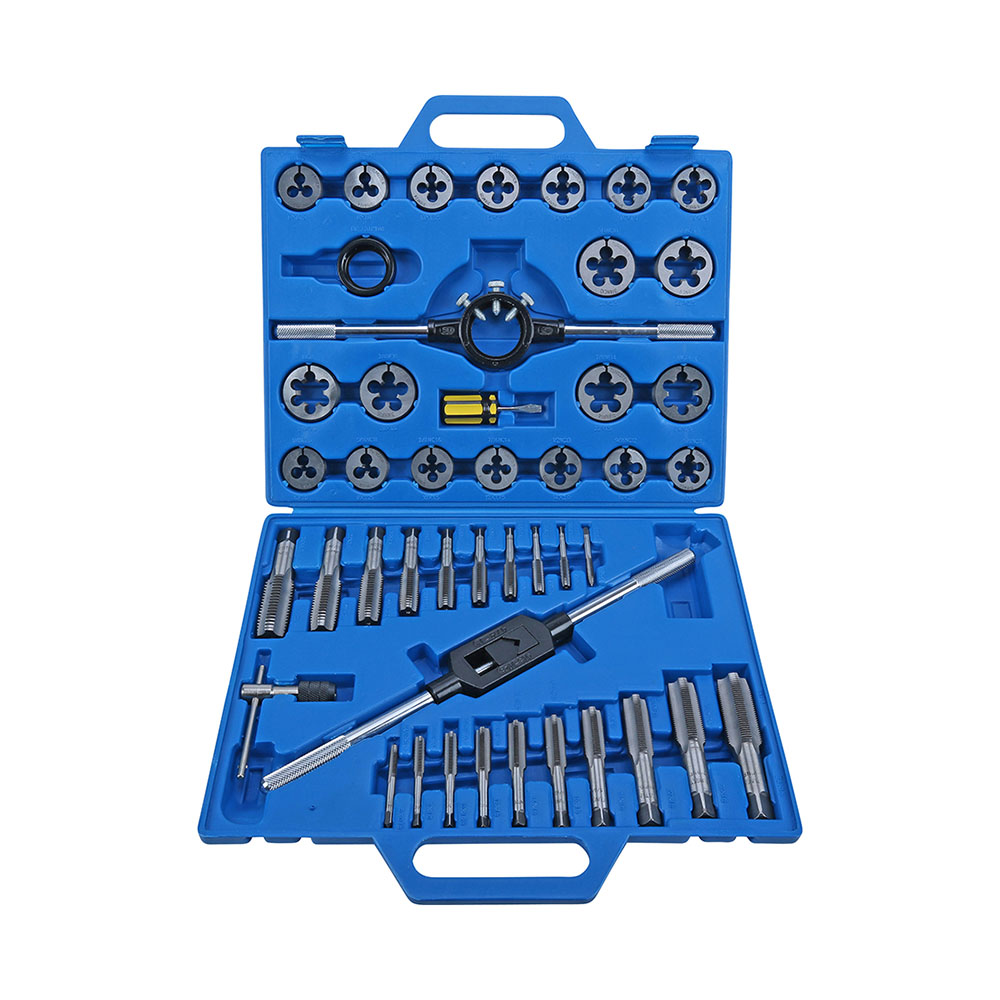 Werkzeuge – Qualität für Profis In einem blauen Koffer ist der Condor Gewindeschneid-Satz untergebracht, ein umfassender 45-teiliger Gewindebohrer- und Schneideisensatz aus Wolframstahl, der eine Auswahl runder Schneideisen und Gewindebohrer enthält, die übersichtlich im Inneren angeordnet sind, ideal für alle, die in Profi-Werkzeuge kaufen möchten. Jetzt kaufen