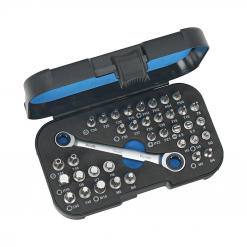 Werkzeuge – Qualität für Profis Wir präsentieren das Condor Engraum-Bitsortiment, 37-tlg., ein kompaktes Werkzeugset, das einen Schraubenschlüssel und verschiedene Schraubendreherbits enthält. Es ist in einem eleganten schwarzen Koffer mit blauem Griff untergebracht und somit ideal für alle, die professionelle Werkzeuge kaufen möchten. Jetzt kaufen