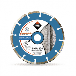 Werkzeuge – Qualität für Profis Das blau-silberne segmentierte Diamantsägeblatt RUBI DIAMANTSCHEIBE SHA 230 PRO wurde für anspruchsvolle Oberflächen entwickelt und arbeitet mit einer Höchstgeschwindigkeit von 6600 U/min und 80 m/s. Es ist perfekt für alle, die zuverlässige Werkzeuge wie ein Akkuschrauber-Set schätzen. Modell SHA 230, Ref. 33929. Jetzt kaufen