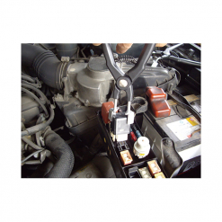 Werkzeuge – Qualität für Profis Nahaufnahme eines Automotors, während eine Person gekonnt die Condor Relais-Zange, gerade Ausführung, verwendet, um ein Relais aus dem Sicherungskasten herauszuziehen. Dies zeigt die Präzision, die Sie erreichen können, wenn Sie sich für den Kauf hochwertiger Werkzeuge entscheiden. Jetzt kaufen