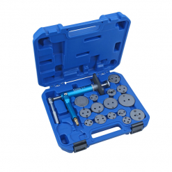 Werkzeuge – Qualität für Profis Der Condor Druckluft-Bremskolben-Rücksetz-Werkzeugsatz, 16-tlg. Der Werkzeugkoffer ist geöffnet und zeigt eine Auswahl runder Metallteile, ein Werkzeug mit blauem Griff und einen kleinen Hammer. Perfekt für alle, die Profi-Werkzeuge kaufen möchten, die Qualität mit Erschwinglichkeit vereinen. Jetzt kaufen