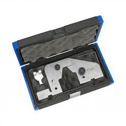 Werkzeuge – Qualität für Profis Ein Metallwerkzeugsatz in einem schwarz-blauen Koffer mit Schaumstoffpolsterung, bestehend aus einem preisgünstigen Condor Motoreinstell-Werkzeug-Satz für Ford 2.0 L SCTI + SCTi-VCT sowie verschiedenen Komponenten, die ordentlich in dafür vorgesehenen Fächern angeordnet sind. Jetzt kaufen