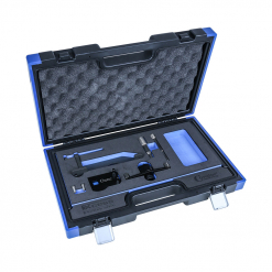 Werkzeuge – Qualität für Profis Beim Öffnen eines blau-schwarzen Hartschalenkoffers kommt ein sorgfältig geordneter Satz Werkzeuge zum Vorschein, einschließlich des Condor Motoreinstell-Werkzeug-Satzes für die Opel-Motoren 2,0 und 2,2 L Ecotec / Dti, alles eingebettet in Schaumstoffpolsterung. Jetzt kaufen