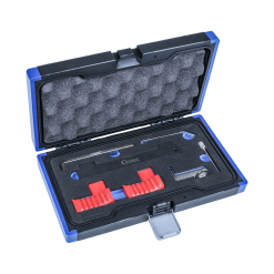 Werkzeuge – Qualität für Profis Öffnen Sie einen schwarz-blauen Condor-Werkzeugkoffer mit Schaumstoffpolsterung und einer Auswahl an Metallwerkzeugen, einschließlich des Motoreinstell-Werkzeug-Satzes für Opel und Fiat 1,6 + 1,8 16V Benzin, zusammen mit roten Kunststoffeinsätzen, ideal für alle, die einen Schraubenschlüsselsatz zu einem günstigen Preis kaufen möchten. Jetzt kaufen
