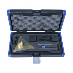 Werkzeuge – Qualität für Profis Ein schwarz-blauer Kunststoffkoffer öffnet sich und gibt den Blick frei auf einen sorgfältig arrangierten Condor Motoreinstell-Werkzeug-Satz, Fiat 0,9 L Twinair, mit bearbeiteten Metallteilen und Werkzeugen. Jede Komponente liegt sicher in ihrem maßgeschneiderten Schaumstoffausschnitt und bietet eine perfekte Organisation für alle, die Werkzeug kaufen möchten. Jetzt kaufen