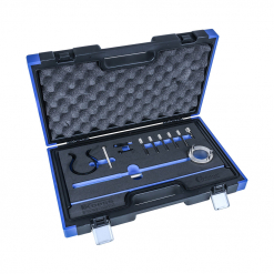 Werkzeuge – Qualität für Profis Ein Condor Motoreinstell-Werkzeug-Satz, PSA / Renault und Lancia 3,0 L V6 liegt ordentlich neben dem schwarz-blauen Werkzeugkasten. Er ist geöffnet und gibt den Blick auf verschiedene Präzisionswerkzeuge und einen Verschluss in einer Schaumstoffeinlage frei. Jetzt kaufen