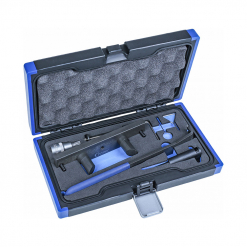 Werkzeuge – Qualität für Profis Ein in Blau und Schwarz gehaltener Werkzeugkoffer mit sorgfältiger Sortierung durch Schaumstoffeinlage und bestückt mit verschiedenen Profi-Werkzeugen wie Hammer, Schraubendreher und Steckschlüssel gehört zum Condor Motoreinstell-Werkzeug-Satz für VAG 2.0 FSI / TFSI Motoren. Jetzt kaufen