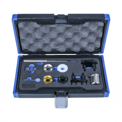 Werkzeuge – Qualität für Profis Ein kunstvoll arrangierter blau-schwarzer Condor Motoreinstell-Werkzeug-Satz für VAG 1,8 + 2,0 L TFSI / TSI mit verschiedenen Metall- und Kunststoffkomponenten wird mit geöffnetem Deckel ausgestellt. Dieser vielseitige Werkzeugsatz ist eine ausgezeichnete Wahl für jeden Heimwerker und lässt sich bequem als Ergänzung zu einem Akkuschrauber-Set oder Schraubenschlüssel-Set erwerben. Jetzt kaufen