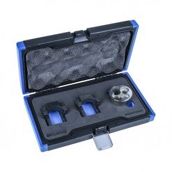 Werkzeuge – Qualität für Profis In einem robusten Tragekoffer in Blau und Schwarz befindet sich ein Condor Motoreinstell-Werkzeug-Satz für Mercedes 1,8 und 2,2 L, der zwei schwarze Halterungen und ein metallisches zylindrisches Bauteil mit Löchern umfasst, alles zum Schutz in Schaumstoff eingebettet. Jetzt kaufen