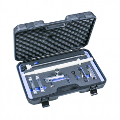 Werkzeuge – Qualität für Profis Ein eleganter, schwarzer Werkzeugkoffer beherbergt den Condor Motoreinstell-Werkzeug-Satz für Porsche-Motoren von 2,5 bis 3,6 Liter Hubraum sowie zahlreiche Instrumente aus Metall und Kunststoff, alle sorgfältig in Schaumstoffpolstern angeordnet. Jetzt kaufen