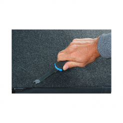 Werkzeuge – Qualität für Profis Eine Hand schneidet gekonnt mit einem Werkzeug mit blau-schwarzem Griff durch dunkelgraues Teppichgewebe, ähnlich der Präzision, die man beim Kauf des Condor Clip-Entferner-Satz, 5-tlg., rostfrei für eigene Projekte zu schätzen weiß. Jetzt kaufen