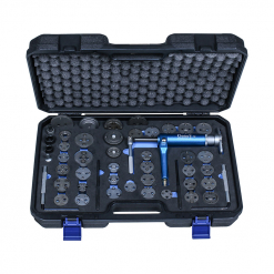 Werkzeuge – Qualität für Profis Ein mit schwarzem Schaumstoff ausgekleideter Werkzeugkasten öffnet sich und gibt den Blick auf eine Auswahl an Metallwerkzeugen und -teilen frei, mit einem Werkzeug mit blauem Griff in der Mitte. Alles ordentlich in einzelnen Fächern untergebracht – ideal für alle, die den Condor Druckluft-Bremskolben-Rücksetz-Werkzeugsatz, 48-tlg. kaufen möchten. Jetzt kaufen