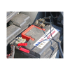 Werkzeuge – Qualität für Profis Eine Autobatterie mit angeschlossenem roten und schwarzen Starthilfekabel, perfekt für Heimwerker, ergänzt jede Werkzeugsammlung wie eine Condor Öl-Absaugpumpe, 12 V. Jetzt kaufen