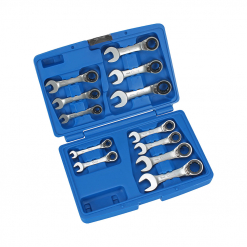 Werkzeuge – Qualität für Profis Ein blauer Kunststoffkoffer enthält einen Satz von zwölf austauschbaren kurzen Ratschenschlüsseln, angeordnet in zwei Reihen, perfekt für alle, die ihre Heimwerkersammlung erweitern möchten. Betrachten Sie dies als einen großartigen Einstieg, wenn Sie sich entscheiden, mehr Werkzeuge oder sogar Ihre erste Bohrmaschine für Heimwerker zu kaufen. Jetzt kaufen