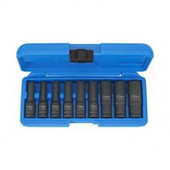 Werkzeuge – Qualität für Profis In einem stabilen blauen Kunststoffkoffer sind neun schwarze Kraftsteckschlüssel unterschiedlicher Größe übersichtlich in ihren Schlitzen untergebracht – perfekt zur Ergänzung Ihres Condor Kraftsteckschlüssel-Satzes, 9-tlg., 1/2", E-Profil E10-24. Jetzt kaufen