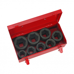 Werkzeuge – Qualität für Profis Roter Condor Kraftsteckschlüssel-Satz-Werkzeugkasten mit acht großen, schwarzen 1-Zoll-Sechskant-Schlagnüssen von 27 bis 50 mm, angeordnet in zwei Reihen. Dieses Set ist eine ideale Ergänzung für alle, die ihre Sammlung günstiger Elektrowerkzeuge erweitern möchten, und ergänzt mit seiner robusten Konstruktion und seinem praktischen Design jede Entscheidung zum Kauf eines Schraubenschlüssel-Sets. Jetzt kaufen