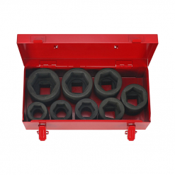 Werkzeuge – Qualität für Profis Ein Condor Kraftsteckschlüssel-Satz in leuchtend rotem Werkzeugkasten umfasst sieben schwarze 6-Kant-Steckschlüssel in verschiedenen Größen, sauber in zwei Reihen angeordnet. Jetzt kaufen