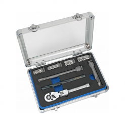 Werkzeuge – Qualität für Profis Ein robuster Transportkoffer aus Metall mit Schaumstoffeinlage nimmt einen kompletten Satz Bohrer, Ratschenschlüssel und diverse Werkzeuge sicher auf und ist somit ideal für alle, die sich für den Kauf von Profi-Werkzeug wie beispielsweise dem Condor Reibahlen-Satz für Aufnahmebohrung von ABS-Sensoren, 8-tlg. interessieren. Jetzt kaufen