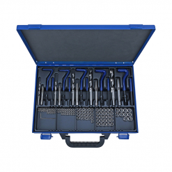 Werkzeuge – Qualität für Profis Wir präsentieren den Condor Gewinde-Reparatur-Satz, 130-tlg., M5-12: ein blauer Werkzeugkoffer mit einem Satz silberfarbener L-förmiger Metallwerkzeuge in verschiedenen Größen, ideal für alle, die ein günstiges Werkzeug suchen. Jedes Werkzeug ist sorgfältig in Reihen angeordnet und für jedes Projekt gerüstet. Jetzt kaufen