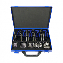 Werkzeuge – Qualität für Profis Offener blauer Werkzeugkasten mit einem umfangreichen 130-teiligen Satz, einschließlich Schraubenschlüsseln und verschiedenen Steckschlüsseln – perfekt für alle, die den Condor Gewinde-Reparatur-Satz M6-14 kaufen möchten. Jetzt kaufen