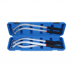 Werkzeuge – Qualität für Profis Erwägen Sie den Kauf des Condor Keilrippenriemen-Spannschlüssel-Satzes, einem stilvollen Satz aus vier verchromten, gebogenen Schraubenschlüsseln mit auffälligen schwarzen und roten Griffen, die alle praktischerweise in einem blauen Kunststoffgehäuse untergebracht sind. Ideal für Heimwerker, die Wert auf Präzision und Zuverlässigkeit legen. Jetzt kaufen