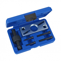 Werkzeuge – Qualität für Profis Blauer Kunststoffkoffer mit dem Condor Riemenscheiben-Abzieher, einem universellen Werkzeugsatz zum Entfernen der Kurbelwellenriemenscheibe, komplett mit Abzieher, Schrauben und Metallhalterung. Perfekt zur Erweiterung Ihrer Profi Werkzeuge-Sammlung mit Präzision und Zuverlässigkeit. Alle Komponenten sind ordentlich angeordnet und leicht zugänglich. Jetzt kaufen