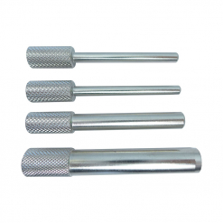 Werkzeuge – Qualität für Profis Ein Condor Motoreinstell-Werkzeug-Satz, bestehend aus vier präzisionsgefertigten silbernen Metall-Durchtreibern, die in absteigender Reihenfolge auf weißem Hintergrund angeordnet sind, ist eine ideale Ergänzung für alle, die hochwertige Werkzeuge für ihren professionellen Werkzeugkasten suchen. Jetzt kaufen