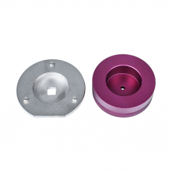 Werkzeuge – Qualität für Profis Zwei präzisionsgefertigte Komponenten aus dem Condor Kurbelwellendichtring-Montagewerkzeug-Set, bestehend aus einem silbernen Teil mit quadratischem Loch und einem violetten Teil mit einer zentralen runden Aussparung, liegen nebeneinander auf einem weißen Hintergrund. Diese professionellen Werkzeuge sind perfekt für alle, die ihre Werkstatteinrichtung verbessern möchten, und eine ideale Ergänzung für jede Sammlung, wenn Sie in Qualität investieren möchten. Jetzt kaufen