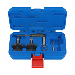 Werkzeuge – Qualität für Profis In einem blauen Kunststoffkoffer befindet sich der Condor Motoreinstell-Werkzeug-Satz, Opel 1.3 CDTi, der verschiedene Komponenten wie zwei schwarze Messstücke, ein zylindrisches Metallteil und einen kleinen Metallstift mit rotem Riegel enthält. Er ist eine ideale Ergänzung zu Ihrem Schraubenschlüssel-Set für jeden professionellen Werkzeugkasten. Jetzt kaufen