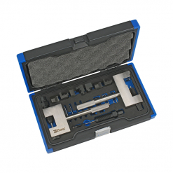 Werkzeuge – Qualität für Profis Wir präsentieren das Condor Nietgerät für Steuerketten, MB, 3 + 4 mm Simplex-/Duplex – ein Präzisionswerkzeugsatz in einem offenen blau-schwarzen Koffer mit sorgfältig angeordneten Metallwerkzeugen und -komponenten, eingebettet in Schaumstoff. Ideal für Profis, die einen hochwertigen Schraubenschlüsselsatz suchen oder günstig Elektrowerkzeuge kaufen möchten, bietet dieser Satz außergewöhnliche Qualität, ohne Ihr Budget zu belasten. Jetzt kaufen