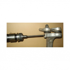 Werkzeuge – Qualität für Profis Eine Nahaufnahme einer Baugruppe aus Querlenker und Kugelgelenk einer Aufhängung auf einem Kartonhintergrund. Zu sehen ist ein Condor Druckluft-Meisselhammer mit Schnellkupplung und Rundschaft für den problemlosen Ein- und Ausbau. Jetzt kaufen