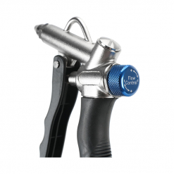 Werkzeuge – Qualität für Profis Nahaufnahme einer Gartenschlauchdüse aus Metall mit schwarzem Griff und blauem Durchflussregler, ideal für Heimwerker. Erweitern Sie Ihren Werkzeugkasten mit der Condor DL-Ausblaspistole, ausgestattet mit Druckregler und Luftanschlusskopf oder -griff, für vielseitige Heimprojekte. Jetzt kaufen
