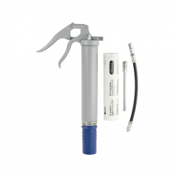 Werkzeuge – Qualität für Profis Die Pressol PNEUMAxx-EHFP, M 10 x 1-PZ-GRDR-2 x MU ist eine elegante silberne Fettpresse mit blauer Spitze. Sie wird mit einer Fettkartusche, einem flexiblen Schlauch und einem Verlängerungsrohr aus Metall geliefert, alles vor einem sauberen weißen Hintergrund – ideal für Personen, die ihren Werkzeugsatz nach der Investition in professionelle Ausrüstung erweitern möchten. Jetzt kaufen