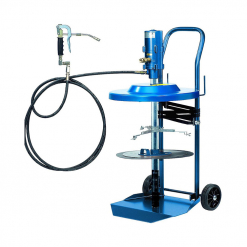 Werkzeuge – Qualität für Profis Das Pressol Fettsystem-FB-WA (17 008) ist ein blauer pneumatischer Fettspender auf Rädern, ausgestattet mit Griff, Schlauch und Düsenaufsatz. Es verfügt über eine Kapazität von 50 kg und einen Einstellbereich von 335-385 mm mit einem 4-Meter-Schlauchsystem – perfekt für alle, die Wert auf die Qualität von Profi Werkzeuge kaufen legen. Jetzt kaufen