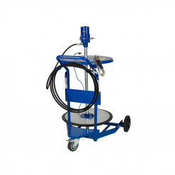 Werkzeuge – Qualität für Profis Wir präsentieren das Pressol Fettsystem-FB-WA (17 009), einen blauen industriellen Fettpumpenwagen mit Schläuchen, Rädern und runder Basis. Diese 200 kg schwere Einheit, die für leere Behälter mit einer Größe von 540–590 mm geeignet ist und über ein 4-Meter-Schlauchsystem verfügt, ist ideal für Profis, die ihre Werkzeugsammlung erweitern möchten. Kombinieren Sie sie mit einem Akkuschrauber-Set für optimale Effizienz bei Wartungsaufgaben. Jetzt kaufen