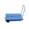 Werkzeuge – Qualität für Profis Eine blaue Transportkarre aus Metall mit flacher rechteckiger Grundfläche, ausgestattet mit zwei Rädern auf jeder Seite und einem Griff zum Schieben, eignet sich perfekt für Interessenten am Kauf von Werkzeugen wie der Pressol Altölauffangwanne-95 l, fahrbar oder anderer professioneller Ausrüstung. Jetzt kaufen