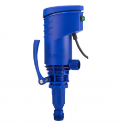Werkzeuge – Qualität für Profis Die Pressol PREMAxx 38 l/min-10 gpm - UREA, 12 V-DC-ABK-ZVMUD-4 m ist eine elegante blaue Wasserpumpe mit Griff und zylindrischem Design, perfekt für alle, die ihren Werkzeugsatz aufrüsten möchten. Sie wird mit einem Stecker und einem schwarzen Netzkabel geliefert und ist damit eine ausgezeichnete Wahl für alle, die gerne Werkzeuge zusammen mit ihrem Akkuschrauber-Set kaufen, um die Effizienz zu steigern. Jetzt kaufen
