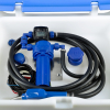 Werkzeuge – Qualität für Profis In einem weißen Behälter befindet sich das Pressol mobiBLUE-250 l-ZVAUD, 12 V-30 l/min-EBZDU, ein blaues Industriegerät, das mit Schläuchen, einem digitalen Messgerät und Verkabelung ausgestattet ist und eine Präzision ähnlich einem Akkuschrauber-Set und eine Zuverlässigkeit ähnlich einer Bohrmaschine für Heimwerker aufweist. Jetzt kaufen