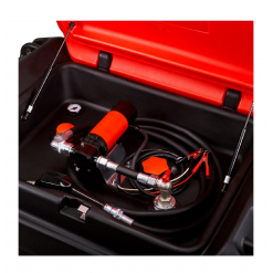 Werkzeuge – Qualität für Profis Der Pressol mobiMASTER-450 l-ZVAD, 24 V-35 l/min, mit einer eleganten schwarz-roten Kraftstoff-Transferpumpe sowie Schläuchen, Klemmen und Düsen sitzt ordentlich in seinem roten offenen Behälter. Dieses Set ist perfekt für alle, die professionelle Werkzeuge suchen, die Effizienz mit hochwertiger Handwerkskunst verbinden. Jetzt kaufen