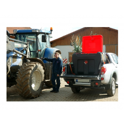 Werkzeuge – Qualität für Profis Nachdem sie bei Elektrowerkzeuge günstig nach dem perfekten Pressol mobiMASTER-450 l-ZVAD, 24 V-35 l/min für ihre landwirtschaftlichen Anforderungen gesucht haben, steht eine Person neben einem blauen Traktor und einem weißen Lastwagen mit einem roten Container auf der Ladefläche, der eine Pflanze hält. Jetzt kaufen