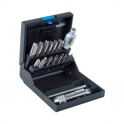 Werkzeuge – Qualität für Profis Eine schwarze Box enthält das VÖLKEL-Handgewindebohrer-Sortiment P.K.20, ein Präzisionsset mit elegantem Metallic-Finish, ideal für jede Werkzeugsammlung. Es passt perfekt zu Ihrem Schraubenschlüssel-Set und sorgt dafür, dass jedes Teil sorgfältig organisiert ist und mühelos verwendet werden kann. Jetzt kaufen