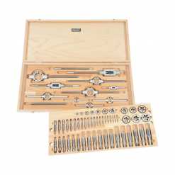 Werkzeuge – Qualität für Profis Der VÖLKEL Gewindeschneidwerkzeugsatz, HSS-G, M 5 - 30 ist ein Holzkoffer, der zur Aufbewahrung eines umfassenden Satzes an Gewindebohrer- und Schneideisenwerkzeugen präzisionsgefertigt ist und sich somit ideal für alle eignet, die eine professionelle Ausrüstung suchen. Jetzt kaufen