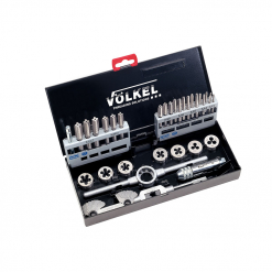 Werkzeuge – Qualität für Profis Eine offene schwarze Box mit dem P.V. 15 - VÖLKEL Gewindeschneidwerkzeugsatz, der Schneideisen- und Gewindebohrersätze, einen Ratschengriff und verschiedenes Gewindeschneidzubehör umfasst; dieses hochwertige Set ist ideal für alle, die in Profi-Werkzeuge kaufen möchten. Jetzt kaufen