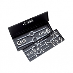 Werkzeuge – Qualität für Profis Entdecken Sie das VÖLKEL Schneideisen-Sortiment LINKS, ein professionelles Set aus Schnellarbeitsstahl (HSS) nach DIN 223, übersichtlich in einem Koffer untergebracht. Dieses Set ist perfekt für alle, die Profi-Werkzeuge kaufen möchten. Es enthält Schneideisen und Windeisen in verschiedenen Größen und sorgt so für Präzision bei jedem Projekt. Ideal für Enthusiasten, die zuverlässige Werkzeuge schätzen. Jetzt kaufen