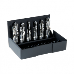 Werkzeuge – Qualität für Profis In einer schwarzen Box befindet sich die VÖLKEL Spiralbohrerbits-Box Holz/Metall, HSS, die sieben Metallbohrer mit Sechskantschaft enthält, die ordentlich in Schlitzen angeordnet sind. Dieses Set ist perfekt für alle, die Werkzeuge kaufen möchten, und garantiert Qualität und Präzision für Ihre Projekte. Jetzt kaufen