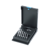 Werkzeuge – Qualität für Profis Ein VÖLKEL Kombi-Bit-Set, HSS-G, M 3-10, besteht aus einem schwarzen Koffer, in dem sechs Dentalbohrer vertikal angeordnet sind. Der offene Koffer präsentiert die Präzisionswerkzeuge ähnlich einem Akkuschrauber-Set, wobei das Layout einer übersichtlichen Anzeige von Elektrowerkzeugen ähnelt und eine bequeme Auswahl ermöglicht. Jetzt kaufen