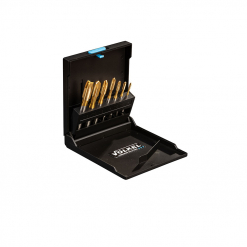Werkzeuge – Qualität für Profis Ein elegantes schwarzes Etui mit sechs goldfarbenen Bohrern auf weißem Hintergrund ist eine ausgezeichnete Wahl für alle, die ihre Werkzeugsammlung erweitern möchten. Es ist ideal für alle, die Werkzeuge als Teil eines Akkuschrauber-Sets kaufen möchten und ergänzt den P.K.29 VÖLKEL Maschinengewindebohrer Form B TIN, HSS-E, DIN 371/376, M 3-12. Jetzt kaufen