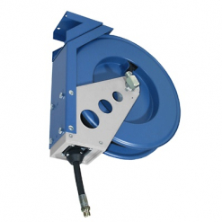 Werkzeuge – Qualität für Profis Der Pressol Schlauchaufroller-Wasser/Luft, O-D-20 bar-DN 10-10 m ist ein blauer Industrieschlauchaufroller, der sicher an einer Wandhalterung befestigt werden kann und über einen robusten schwarzen Schlauch mit Metallanschluss verfügt. Er ist ideal für alle, die ihre professionelle Werkzeugsammlung erweitern oder ihre Effizienz mit einem Akkuschrauber-Set steigern möchten. Jetzt kaufen